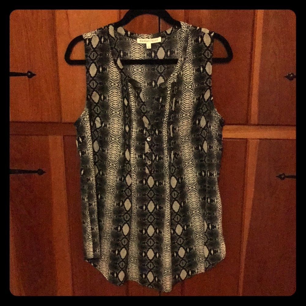 danielrainn L 97% polyester 3% spandex